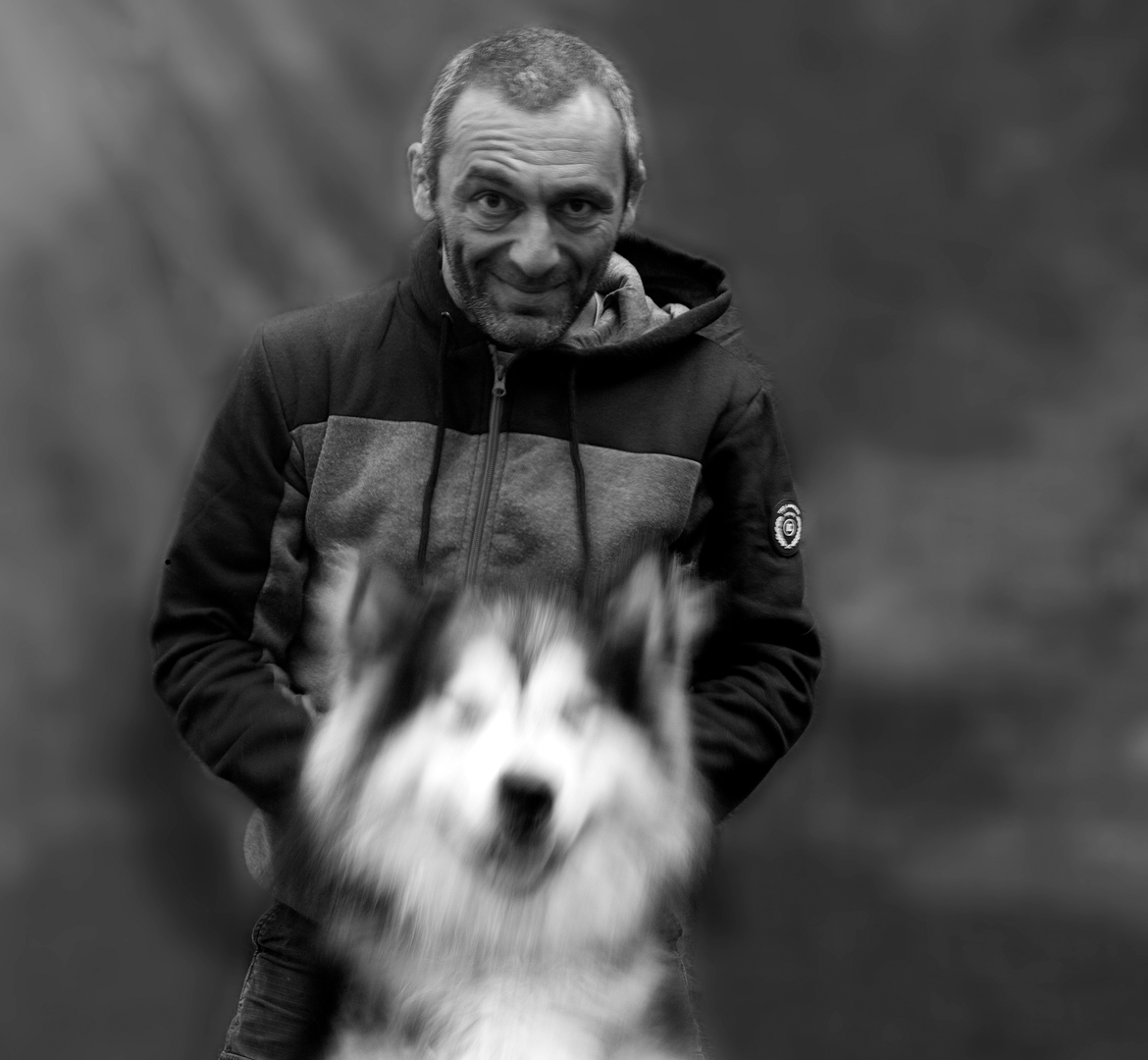 portrait noir et blanc d'Elki, un malamute gris et blanc
