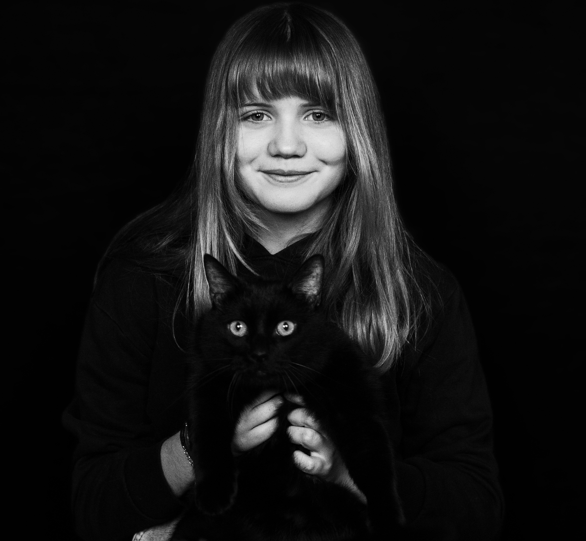 portrait noir et blanc de Romeo, un chat noir avec sa maîtresse