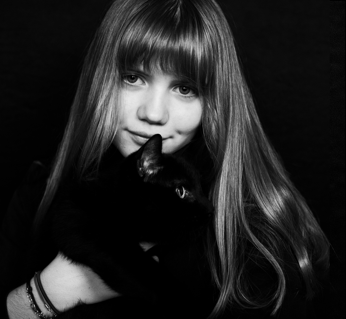 portrait noir et blanc de Romeo, un chat noir avec sa maîtresse