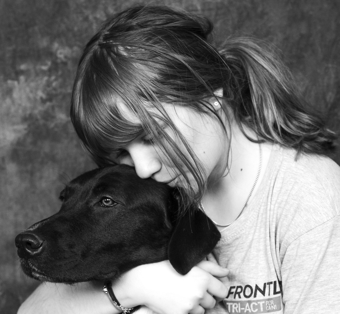 portrait noir et blanc de Cionka, un chien noir