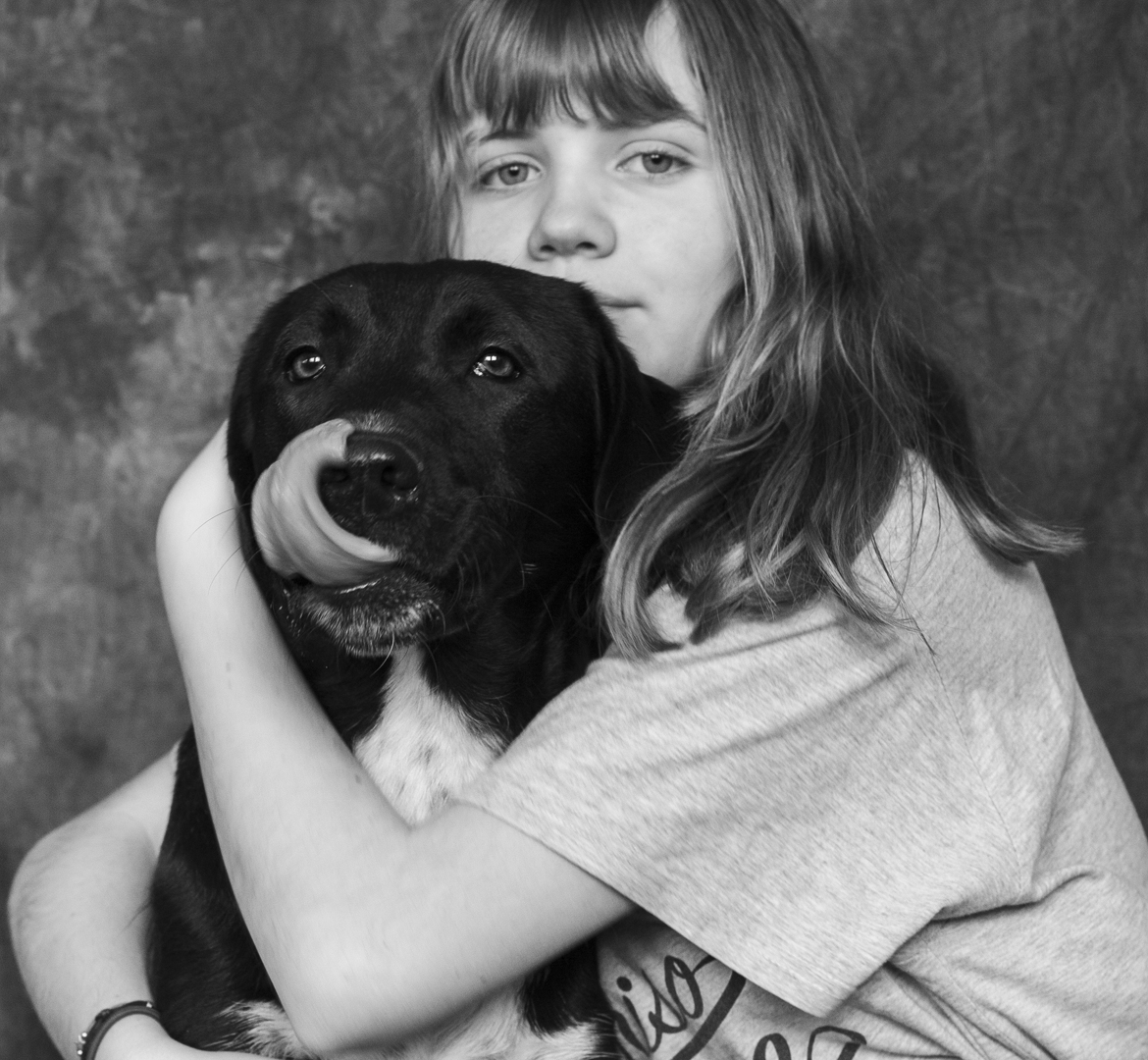 portrait noir et blanc de Cionka, un chien noir