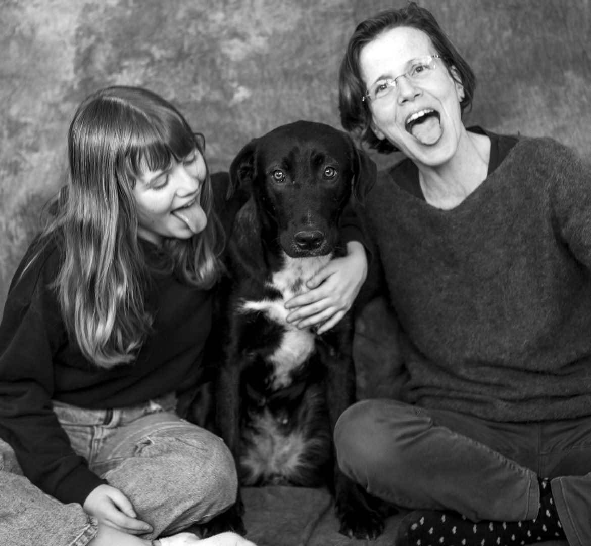 portrait noir et blanc de Cionka, un chien noir