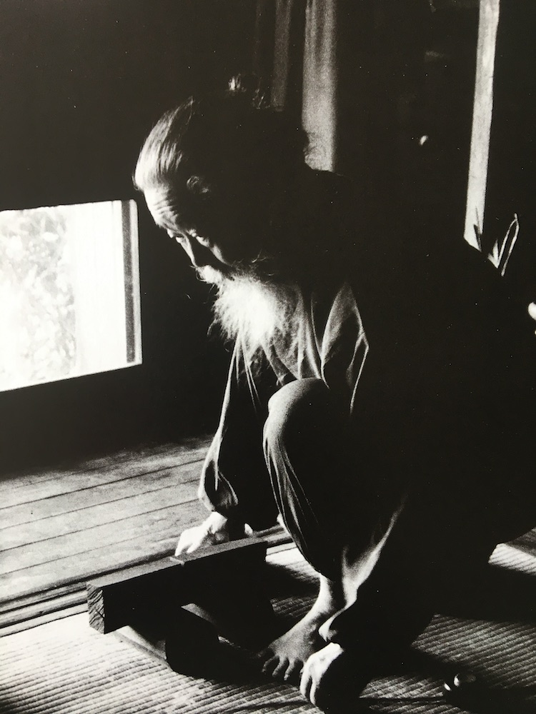 Akeji Sumiyoshi: Budoka, maître de calligraphie, chaman, est l'une de ces figures hors du temps