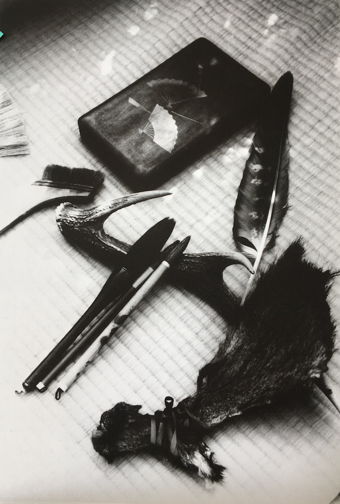 Outils d'Oeuvre d'Akeji Sumiyoshi: Budoka, maître de calligraphie, chaman, est l'une de ces figures hors du temps