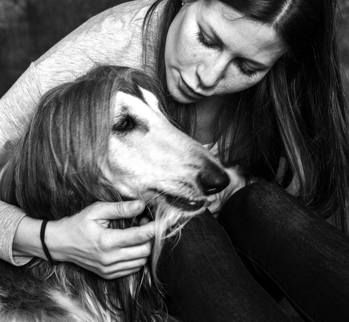 un lévriers afghan avec leur maitresse
